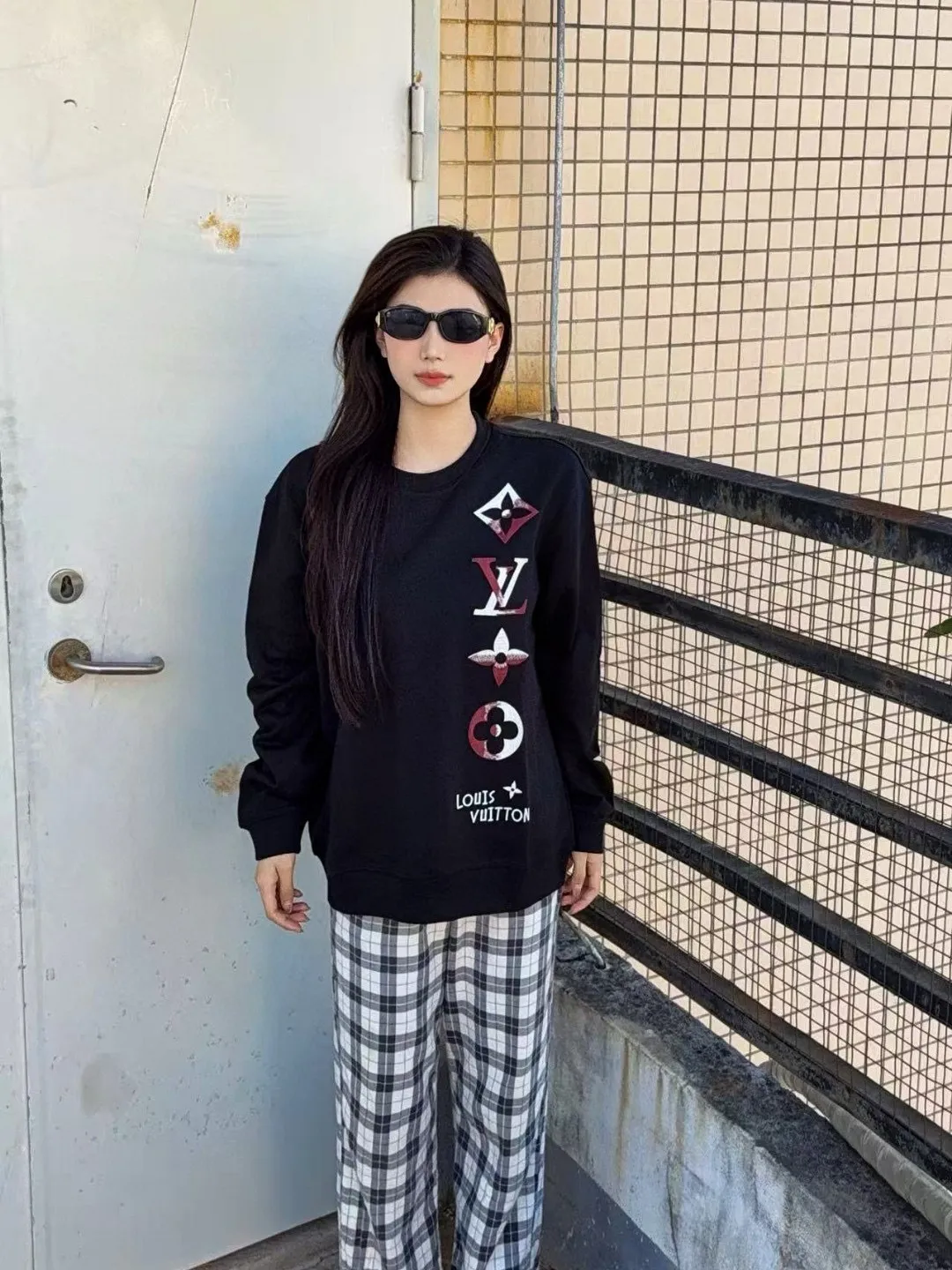 Louis Vuitton/Louis Vuitton 25Fw contrasting color four-flower embroidery crew neck sweatshirt